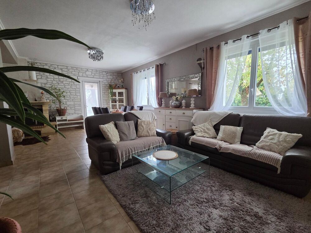 Maison 165m² 4 chambres terrain 2000m² Saint-Jean-dAngély proche gare 296000€