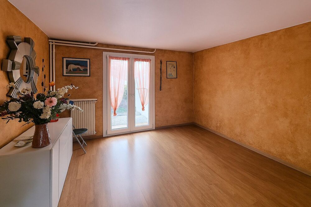 Vente Maison Ormesson sur Marne : maison familiale 184 m², 5 chambres, jardin et garage, proche commerces Ormesson-sur-marne
