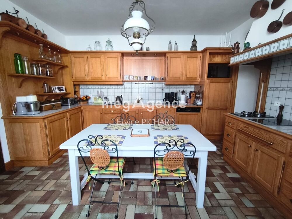 Maison familiale de caractère. 7 pièces, 4 chambres, jardin paysager, garage, atelier, cave.