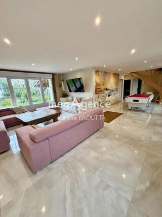  Maison  vendre 8 pices 360 m