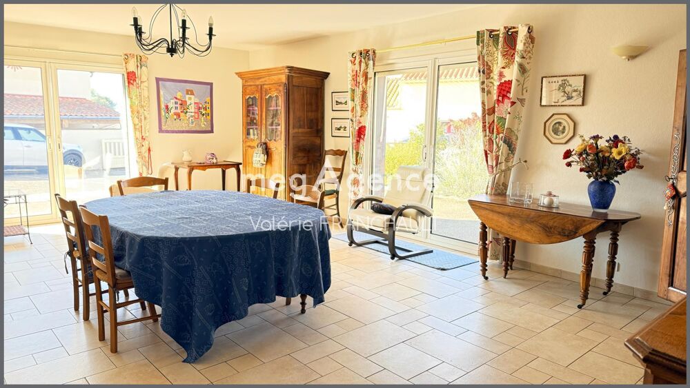 Vente Maison Saint-Jean-d'Hermine, coeur de ville Maison de plain pied de 158M² sur une parcelle de 630M2 environ. Sainte-hermine