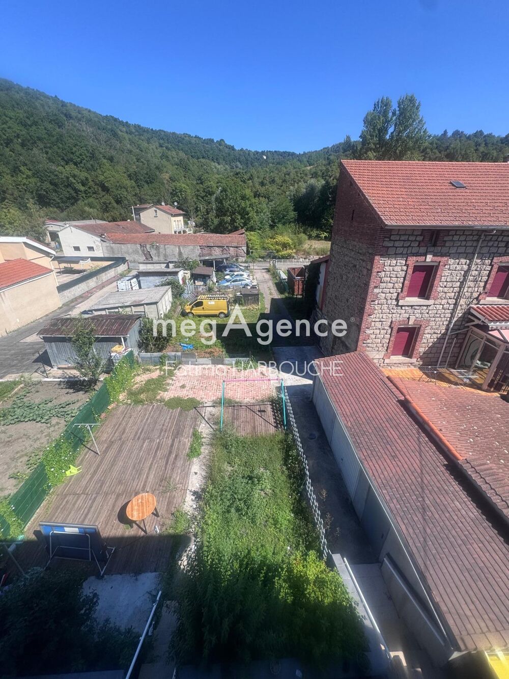ENSEMBLE DE DEUX APPARTEMENTS CÔTE À CÔTE AVEC GARAGE, PARKINGS ET JARDIN
