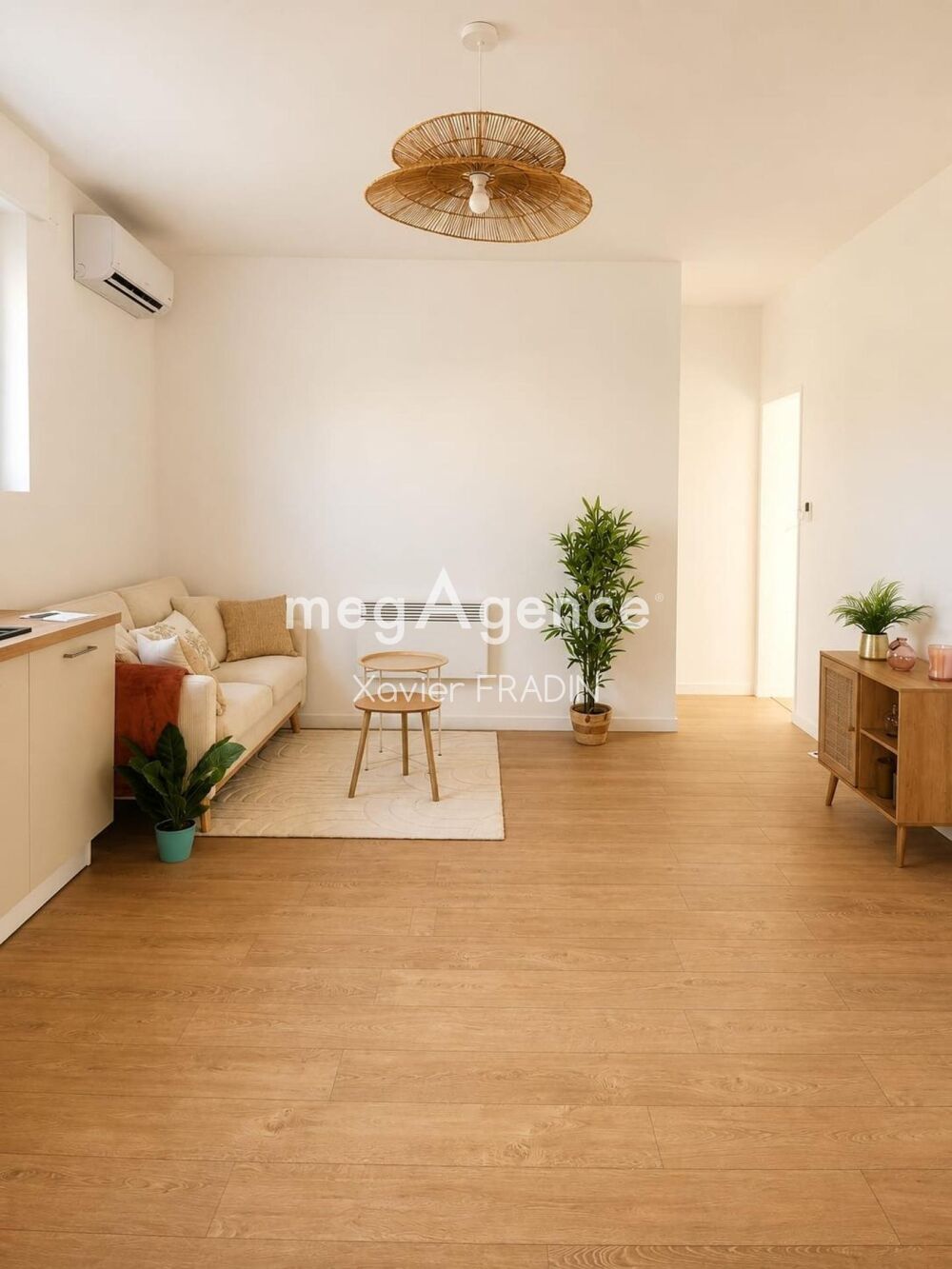 Appartement rénové avec véranda, sous-sol de 27m²et 100m² d' extérieur