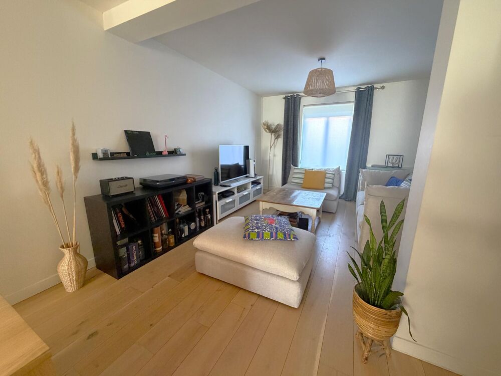 Maison ancienne avec 3 chambres, buanderie, garage double, parking et jardin
