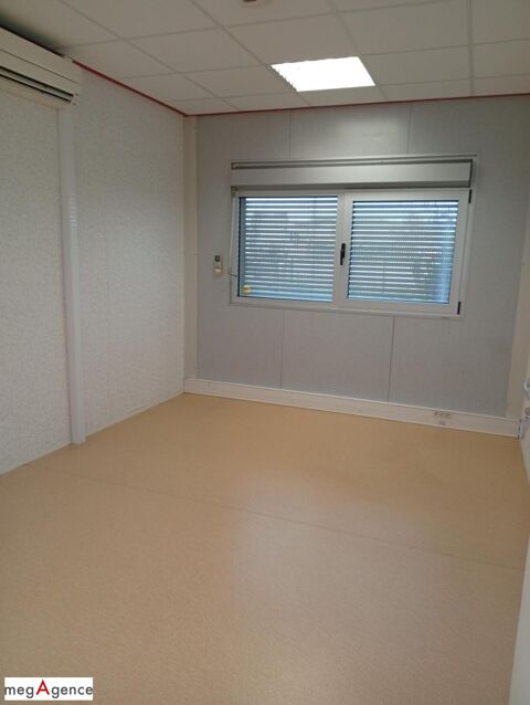   Bureaux, garage de 375 m² sur 9633 m² de terrain clos. 