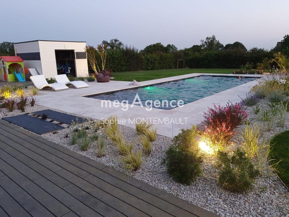 Maison entièrement domotisée , climatisée dans un havre de paix , tout confort avec terrasse et piscine entretenues.