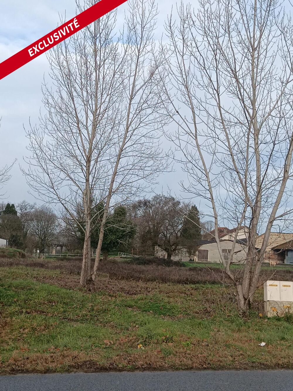 Vente Terrain Valence (82400 ) terrain de 5000m² , viabilisé ,en zone industrielle avec double entrée . Valence