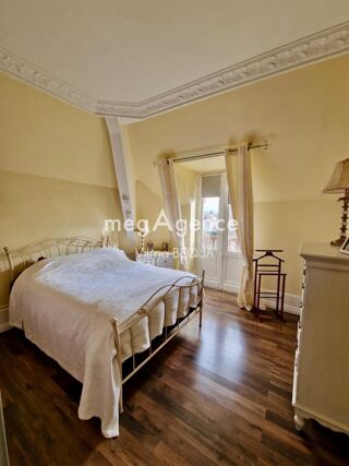  Appartement à louer 4 pièces 131 m²