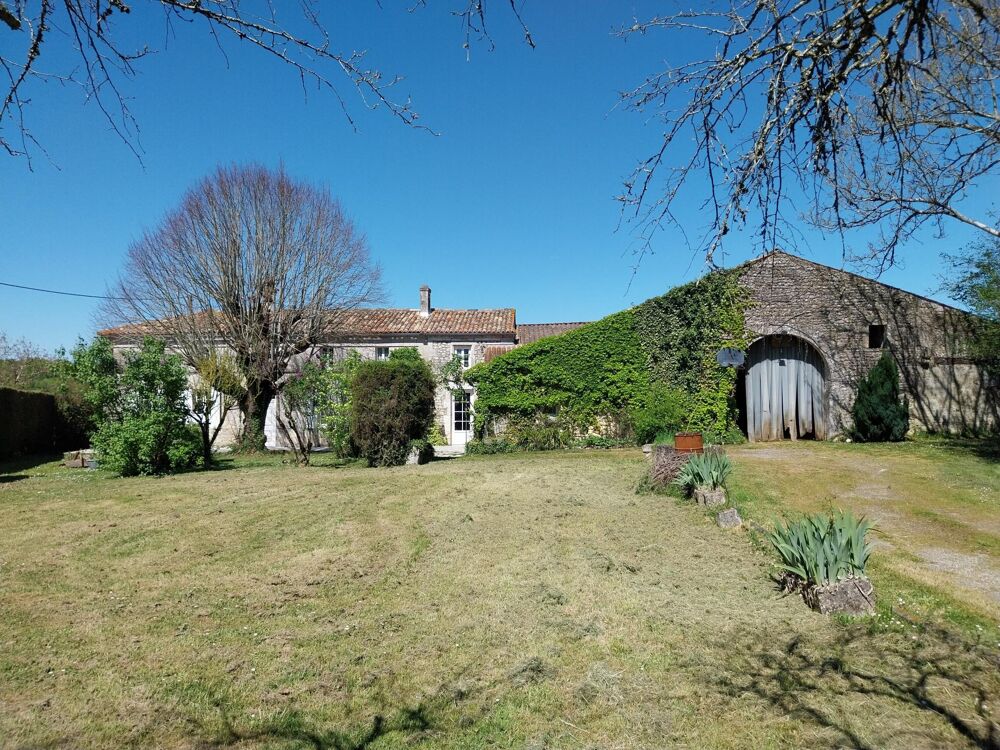 Vente Maison Maison charentaise à rénover – 210 m² – terrain arboré 3 500 m² – dépendances – profession libérale – Jonzac Saint-germain-de-lusignan