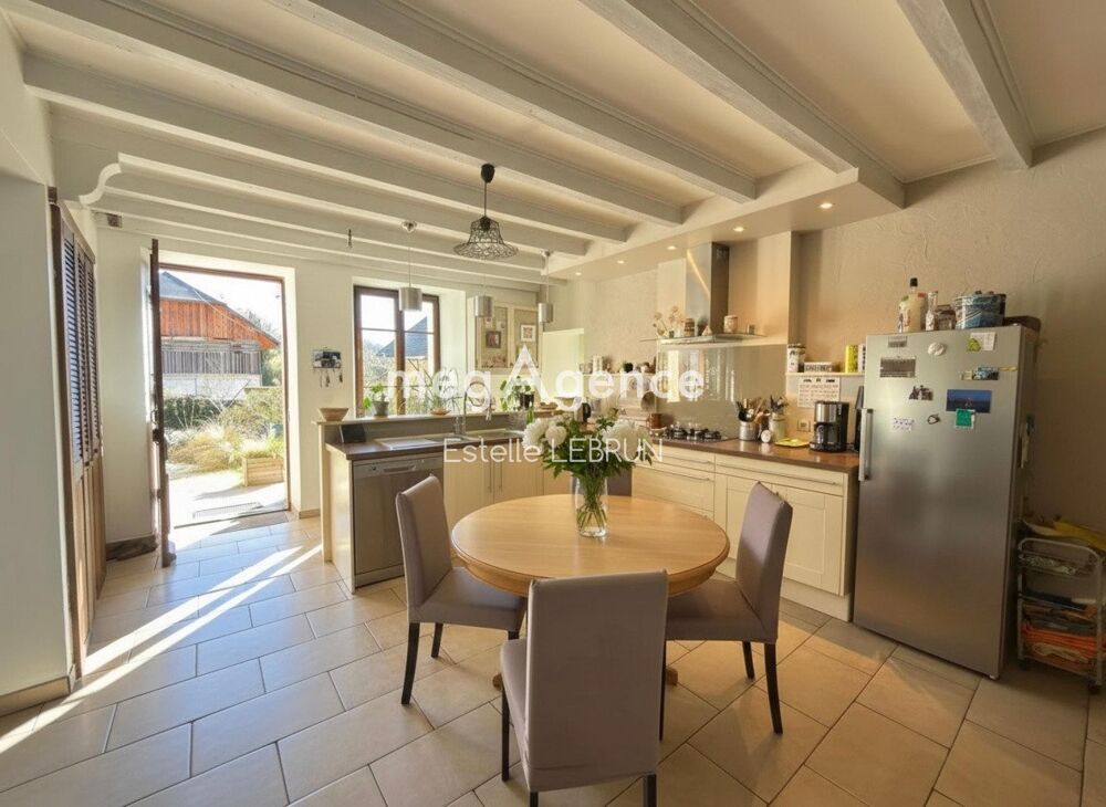 Maison familiale 7 pièces, beaux volumes  MOYE