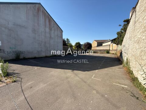   MURS COMMERCIAUX DE 300M2 AVEC PARKING PRIVE 