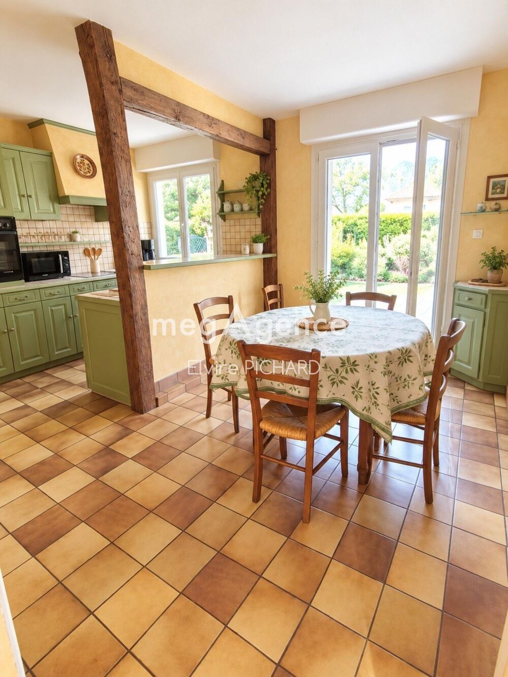 RARE SUR CHOLET (PSB) ! Plain-pied de 100 m² avec garage, hangar et jardin clos.