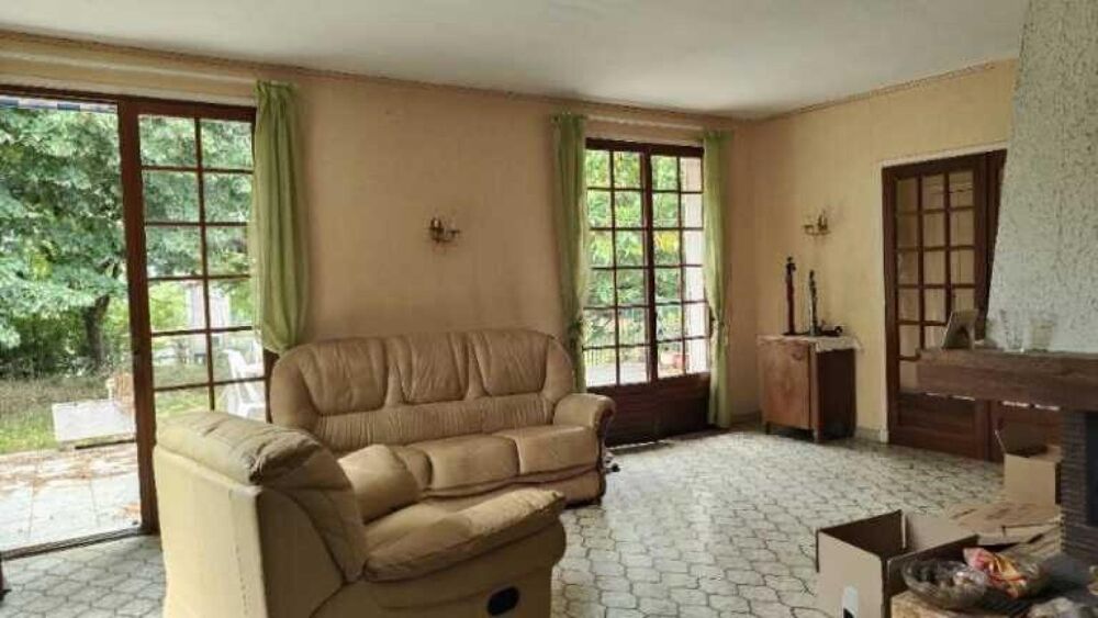 Vente Maison Proche Agen , grande maison familiale a rafraichir  sur une parcelle de 3099m². Le passage