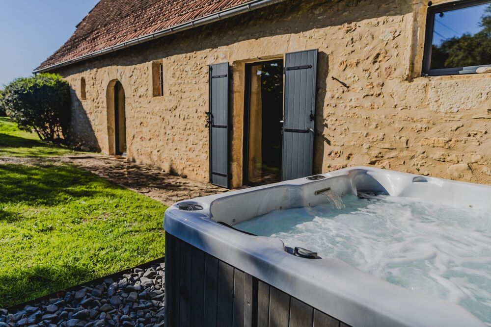 Maison en pierre avec piscine et jacuzzi - 122m²