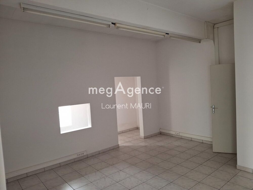 Immeuble comprenant 1 Appartement T3 avec terrasse environ 20m² + 2 Locaux Commerciaux.