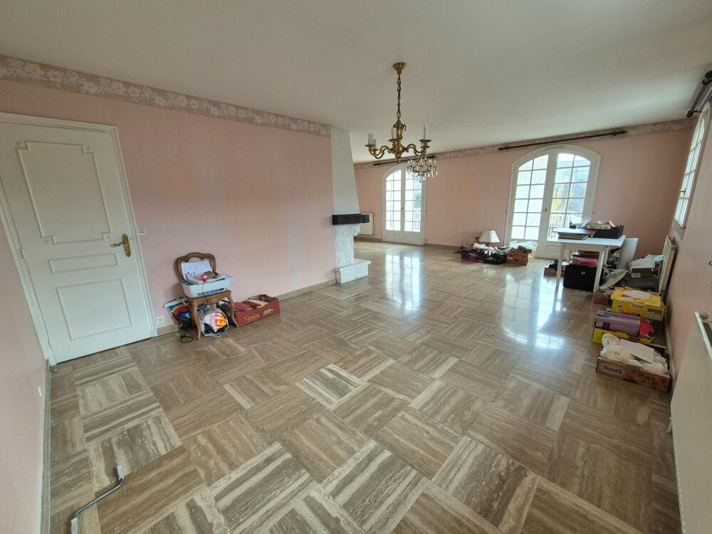 Belle maison individuelle avec de beaux volumes