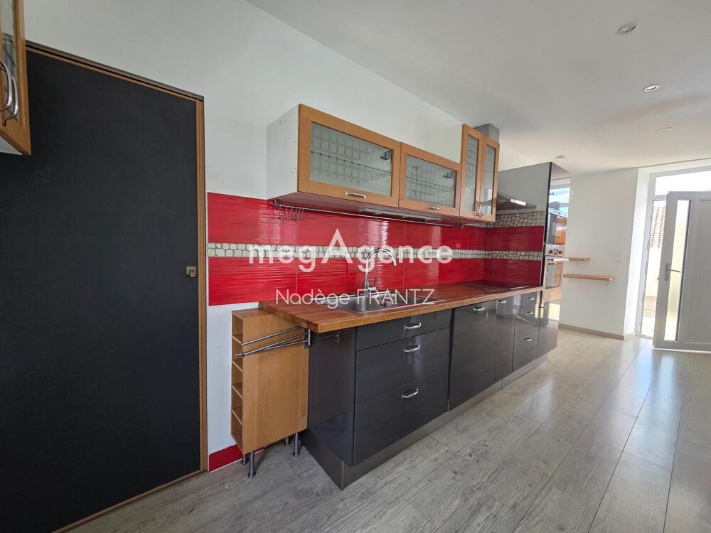 Vente Maison Maison charentaise à Saint-Savinien – Vie de plain-pied, 3 chambres, bureau, terrasse bois et garage rénové Saint-savinien