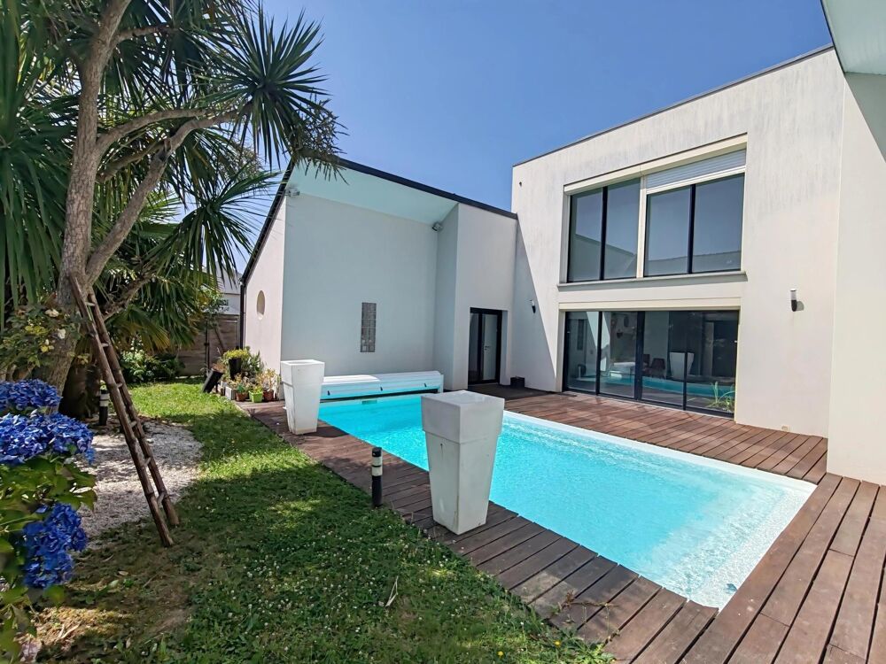 MAISON CONTEMPORAINE AVEC PISCINE