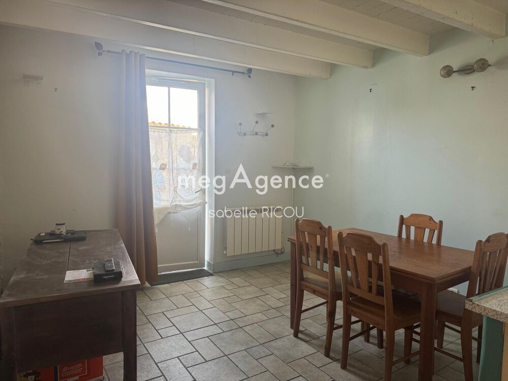 Maison de village en pierre  Authenticité au calme -