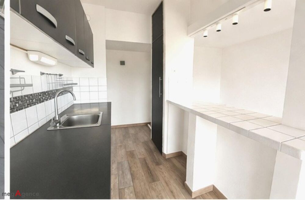 F2 lumineux avec balcon  Cergy Préfecture