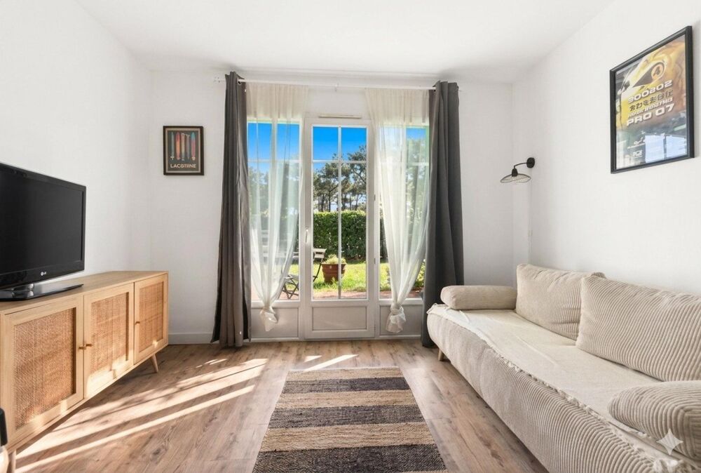Appartement T2 proche Golfs, offrant un cadre de vie privilégié et verdoyant au milieu des pins.