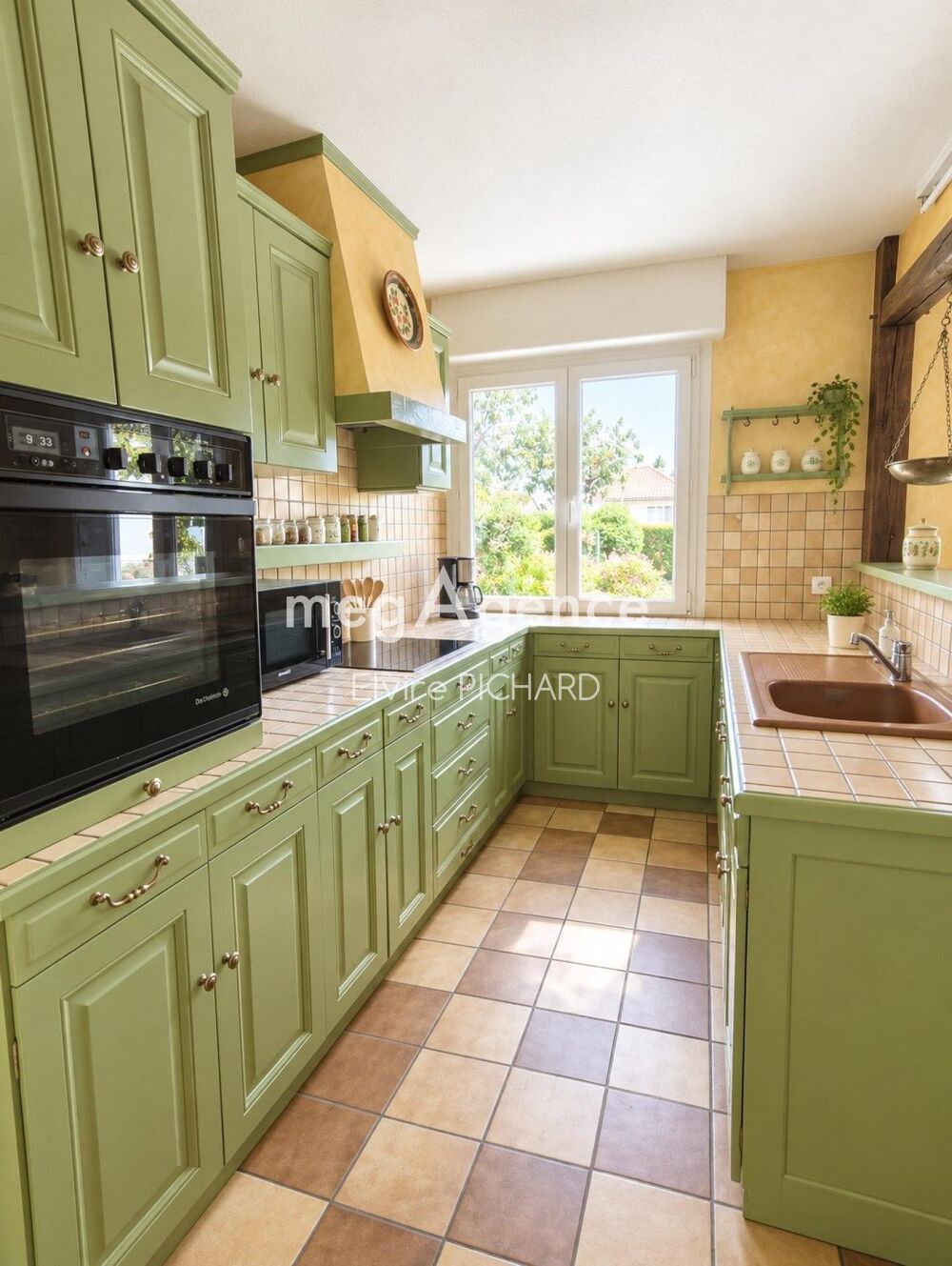 RARE SUR CHOLET (PSB) ! Plain-pied de 100 m² avec garage, hangar et jardin clos.