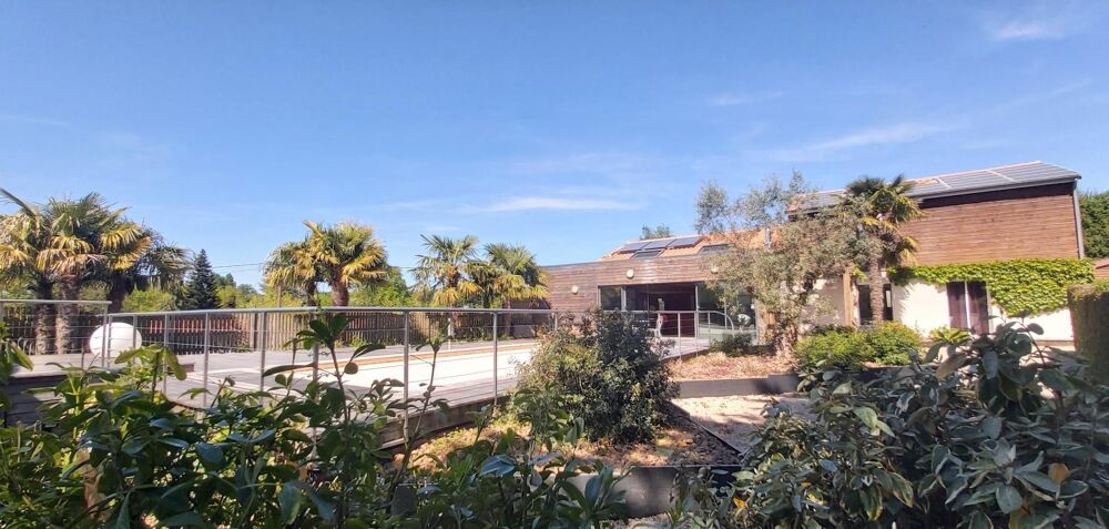 5 chambres, terrain clos et paysager, piscine, garage.