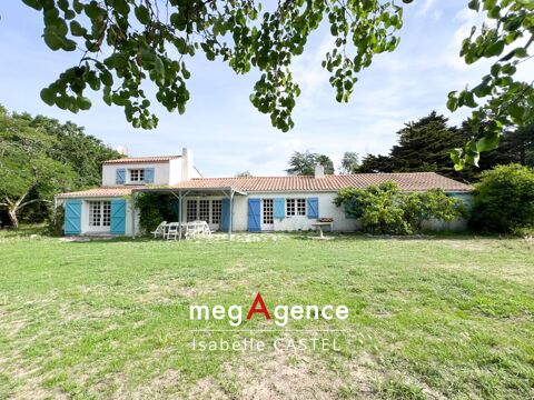   Une propriété rare à La Barre-de-Monts : 175 m² habitables, 6 500 m² de terrain et la plage accessible à pied. Maison - 7 pièce(s) - 175 m²