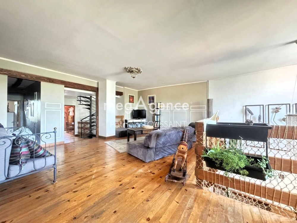 Superbe maison de charme située à LAVERNOSE LACASSE -31410- 241m2 entierement rénovée avec piscine