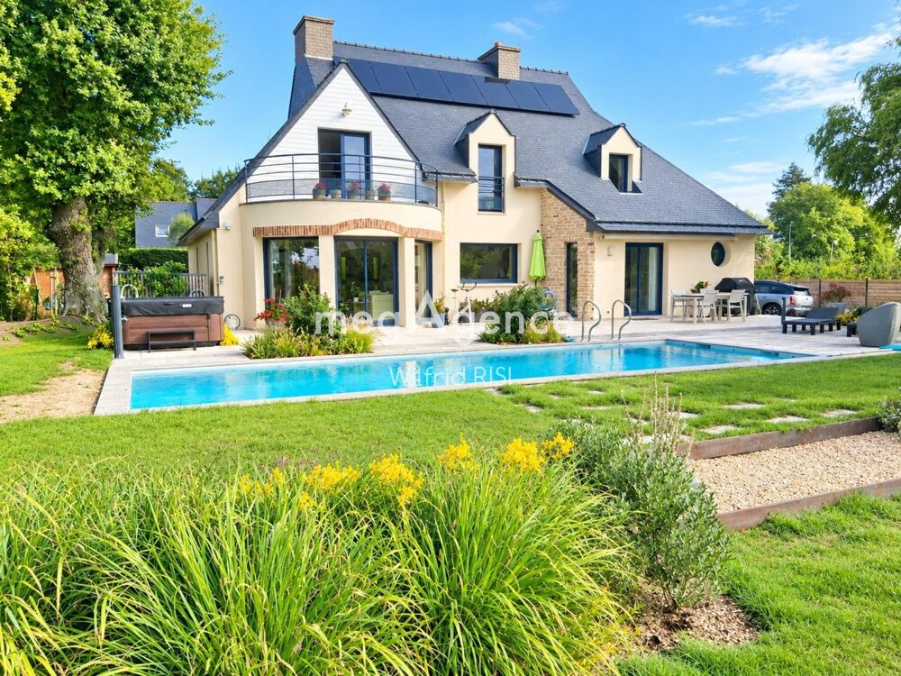 Maison T9 sur jardin clos avec piscine.