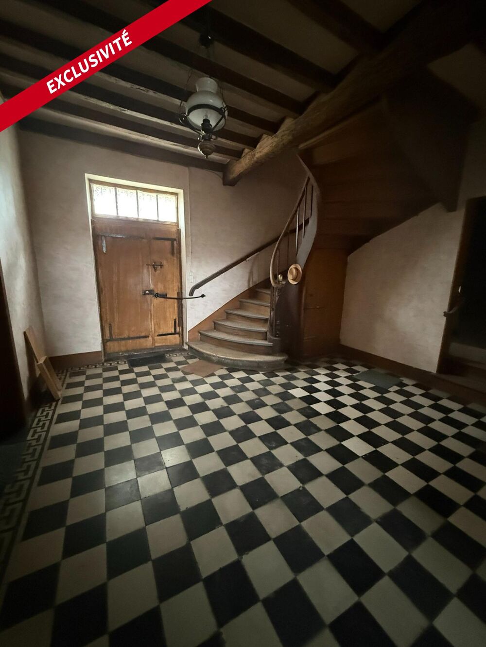 Sur le chemin de Compostelle, dans un charmant village étape, cet ancien couvent d'environ 598 m2 habitables vous laissera libre