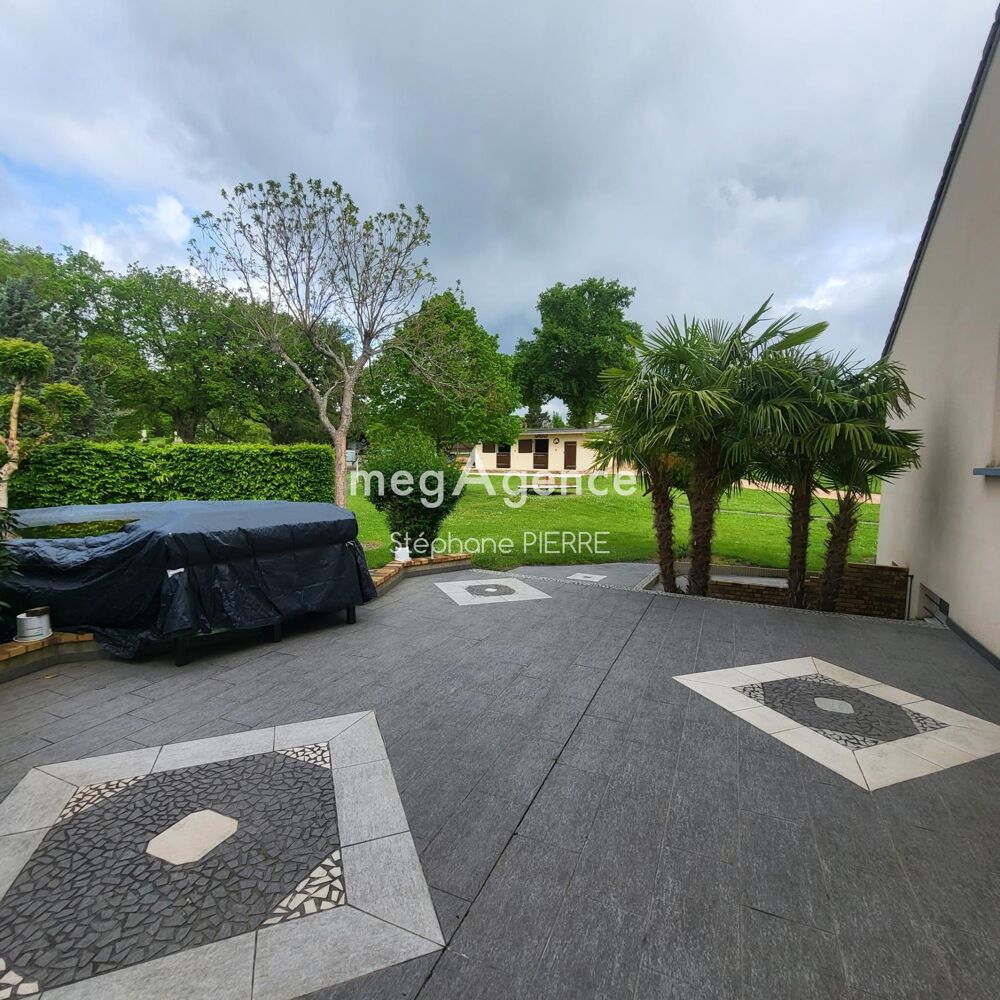 AGREABLE VILLA CONTEMPORAINE DANS UN ENVIRONNEMENT REPOSANT