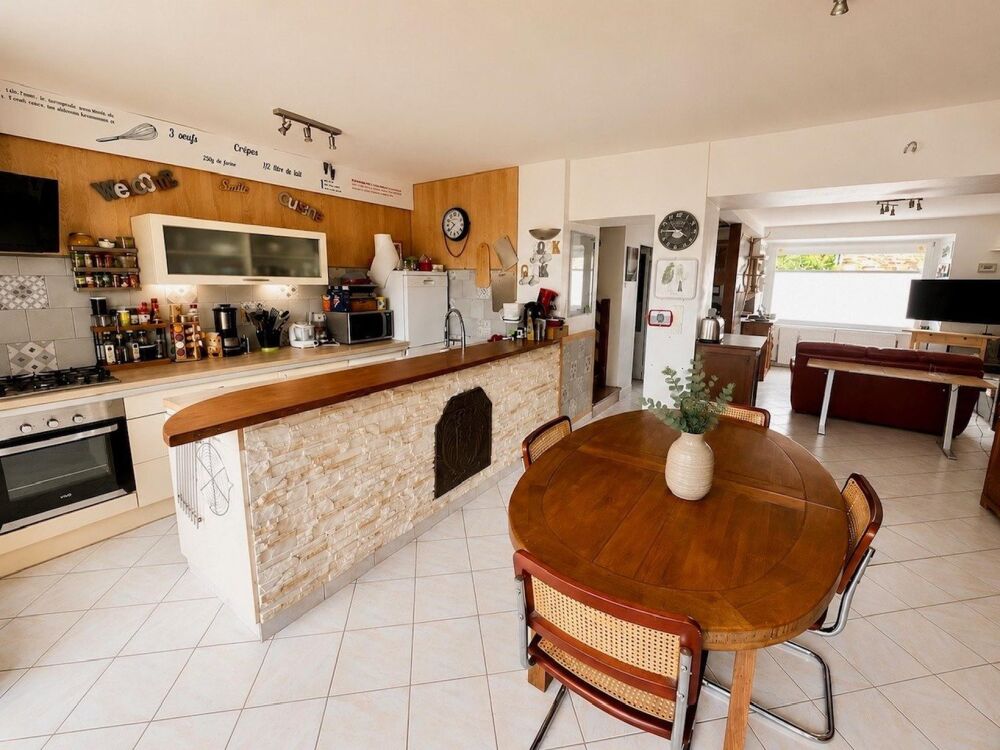 VÉRITABLE MAISON DE VILLE AVEC PATIO