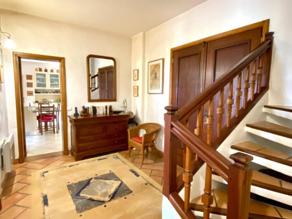 Villa avec terrain, piscine et dépendances