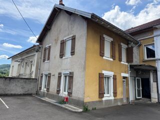 Vente Maison Maison de ville  avec garage et stationnement à conforter. Le thillot