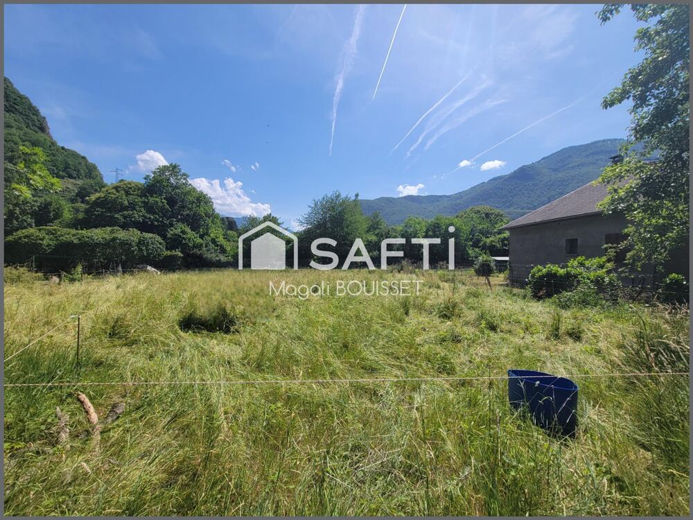 Vente Terrain A Fronsac Terrain constructible de 737m²,  plat et clos sur trois côtes et vue sur les montagnes. Fronsac