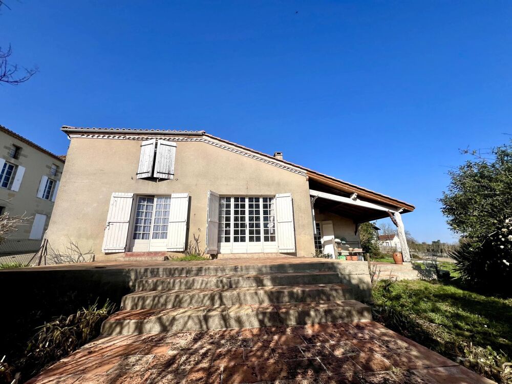 Maison de ville dans un village de campagne