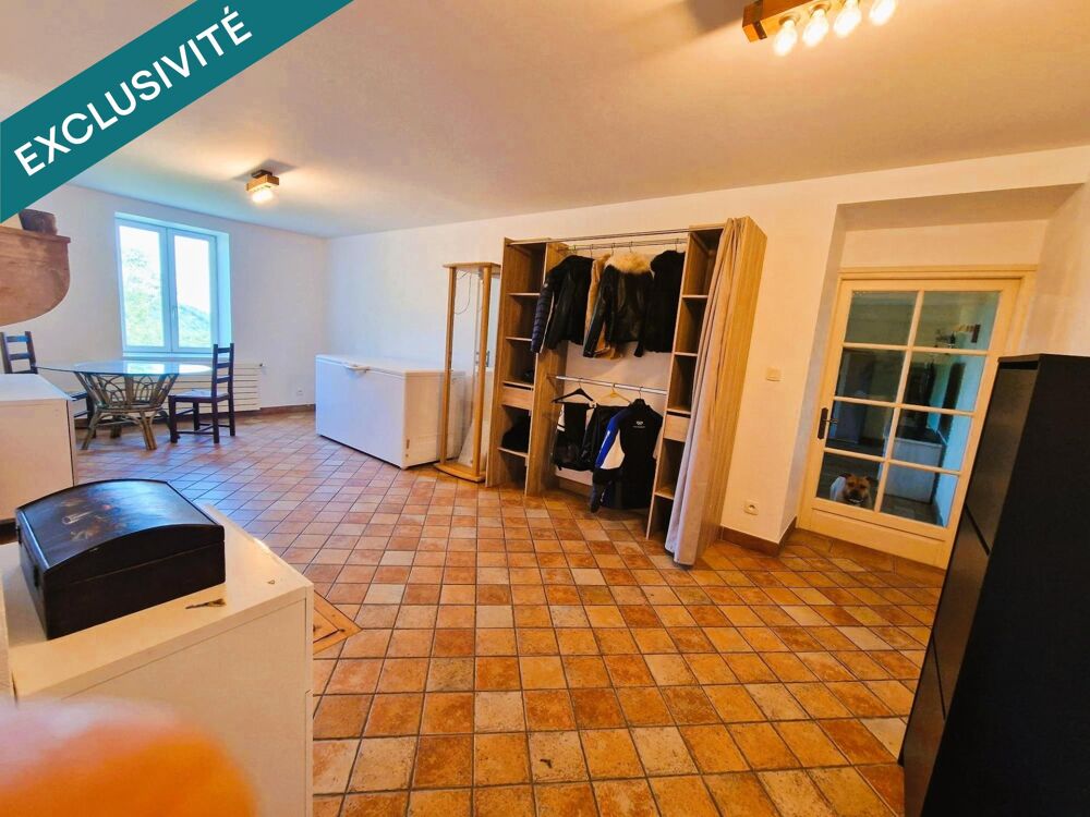 Je vous propose en Exclusivité, cette ferme en pierre du 19e siècle entièrement rénovée, située à 7 minutes à pied du charmant v