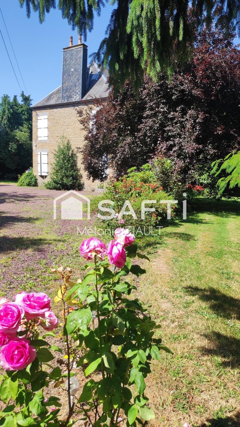 Vente Maison Charmante propriété d'habitation de 173m² et d'une dépendance de 65m² en pierre, implantée sur un terrain de 4370 m². Conde-en-normandie