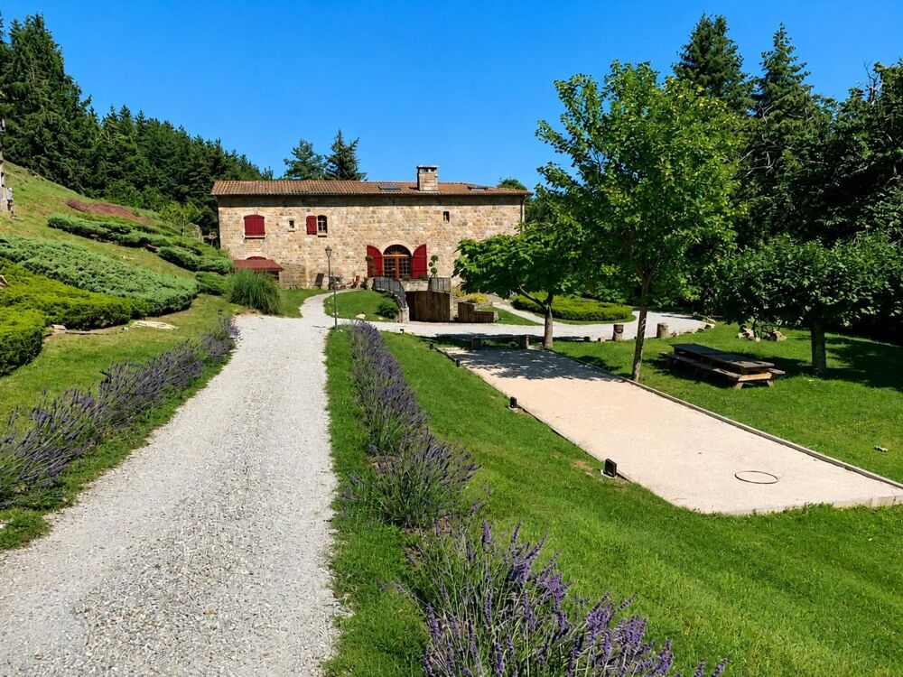 Propriété d'exception nichée dans plus de 5 hectares de nature préservée, où authenticité, sérénité et potentiel touristique se