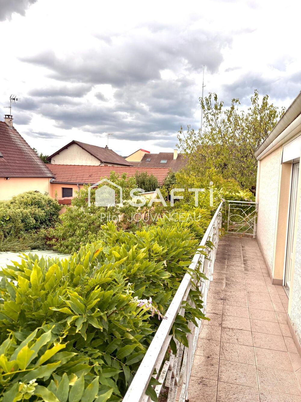 GIVRY MAISON FAMILIALE - BEAUX VOLUMES - 135m2 - proche de toutes commodités - Quartier agréable -