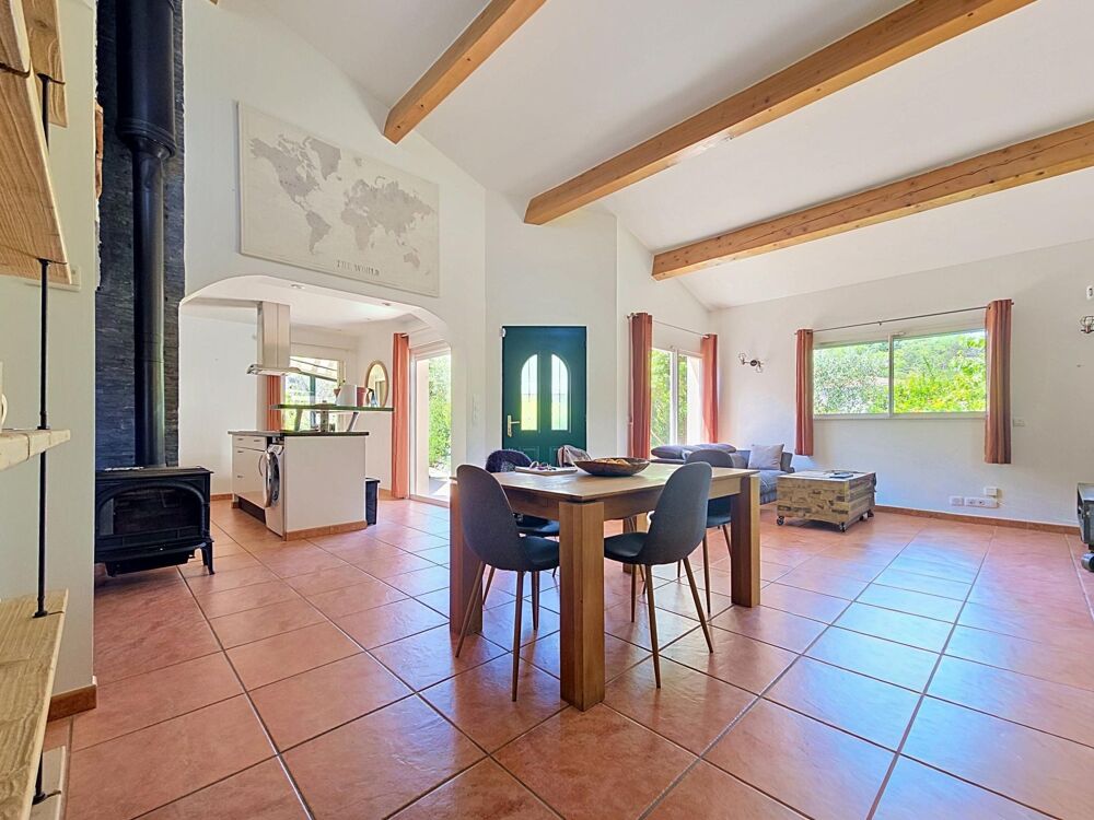 Une villa lumineuse aux prestations haut de gamme, sans vis-à-vis, dans un environnement calme et privilégié.