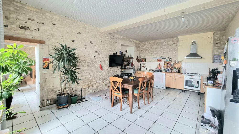 Authentique maison charentaise avec fort potentiel  170 m² habitables, vastes dépendances