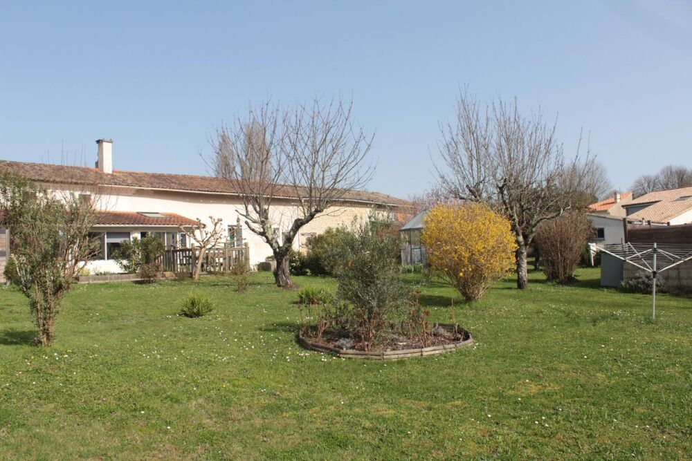 COUP DE COEUR  Maison de village 133 m² sur 1 734 m² de terrain clos et arboré
