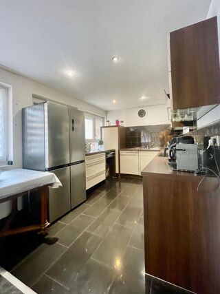 Vente Appartement À MULHOUSE – UN BIEN AUX MULTIPLES POSSIBILITÉS de 149 m2, 5 pièces, une cave et 2 places de stationnements privatives extérieur Mulhouse