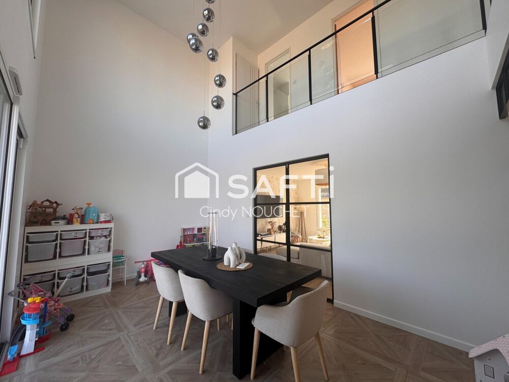 Maison moderne, spacieuse et lumineuse avec un terrain de 1002m2.