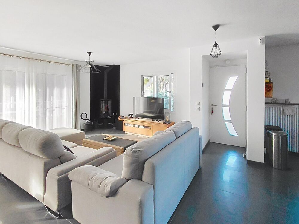 Vente Maison MAISON D'ENVIRON 152 m² FAMILIALE DE 4 CHAMBRES AVEC SOUS SOL, GARAGE, CAVE ET PISCINE. Arès