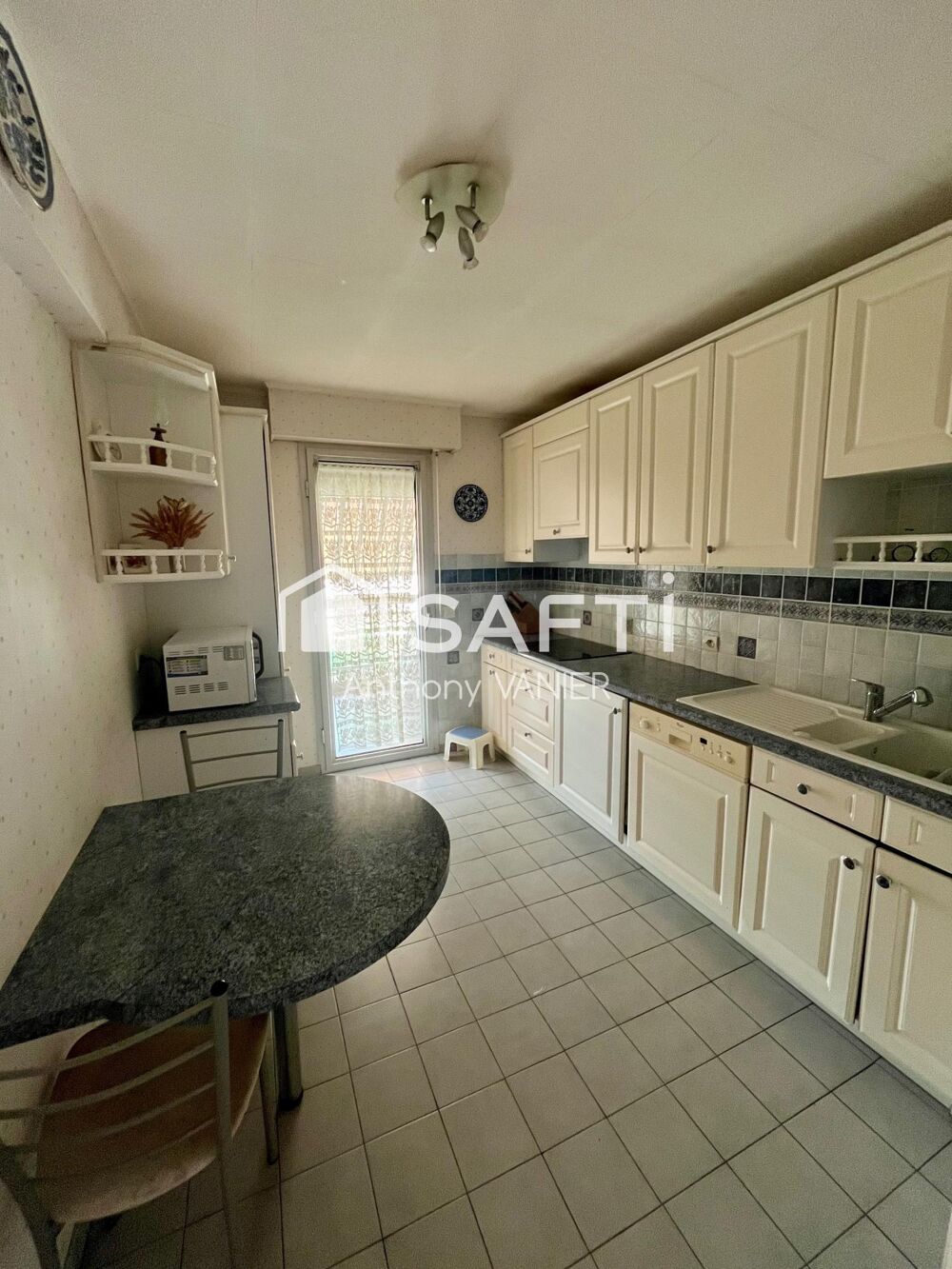 Vente Appartement Spacieux T4 au calme avec garage et cave. Piscine Saint-laurent-du-var