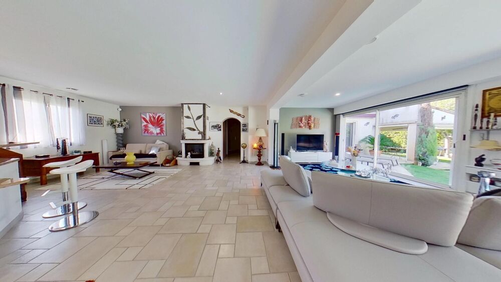 Plain-pied dexception 174m² au calme, centre village avec piscine et pool house