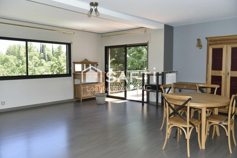 Maison 110 m² avec grand garage et jardin.